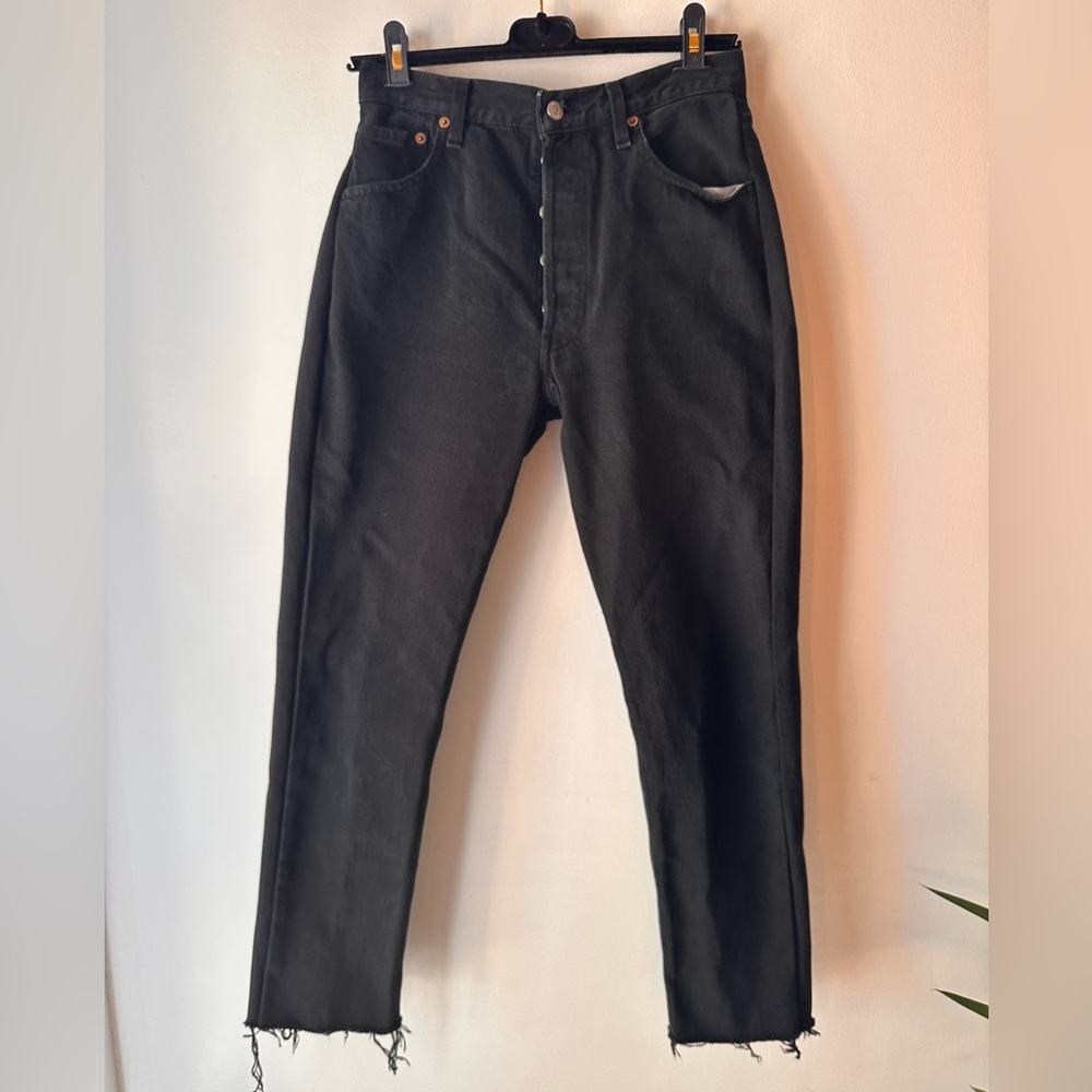 Black vintage Levi’s fits like size 26